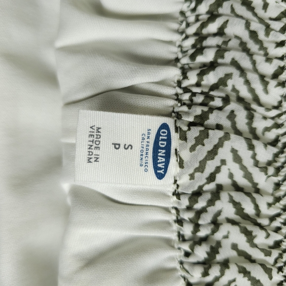 Old Navy Green and White Pattern Skirt size small - Picture 3 of 3